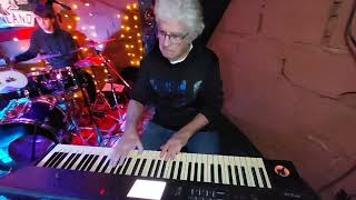 17  RED ANGEL interpretando "La Balsa" (Los Gatos)