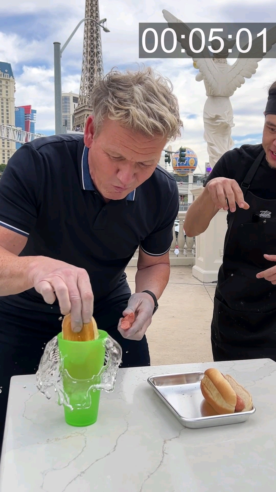 Gordon Ramsay dunks a hot dog ?
