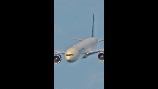United 777 With Some Sweet Moves at Oshkosh!