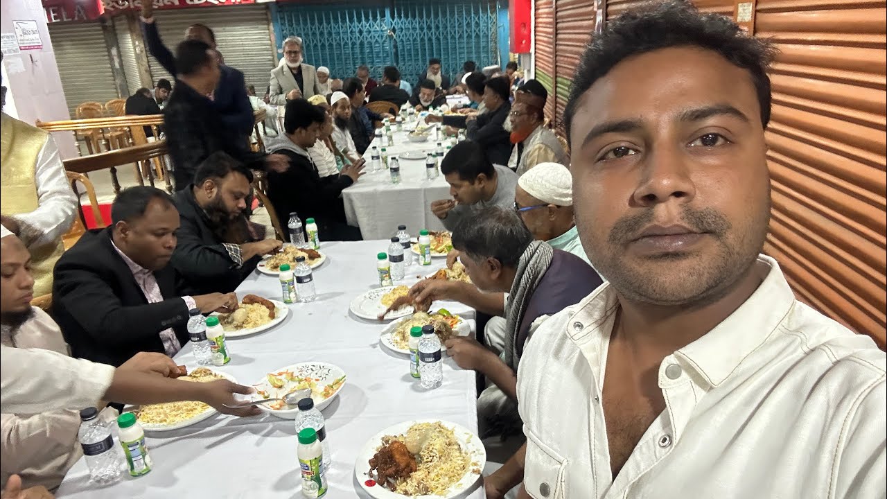 দোকান মালিক সমিতির সৌজন্যে  একসাথে দুপুরের খাবার উপভোগ করা হলো।মুহূর্তগুলো 