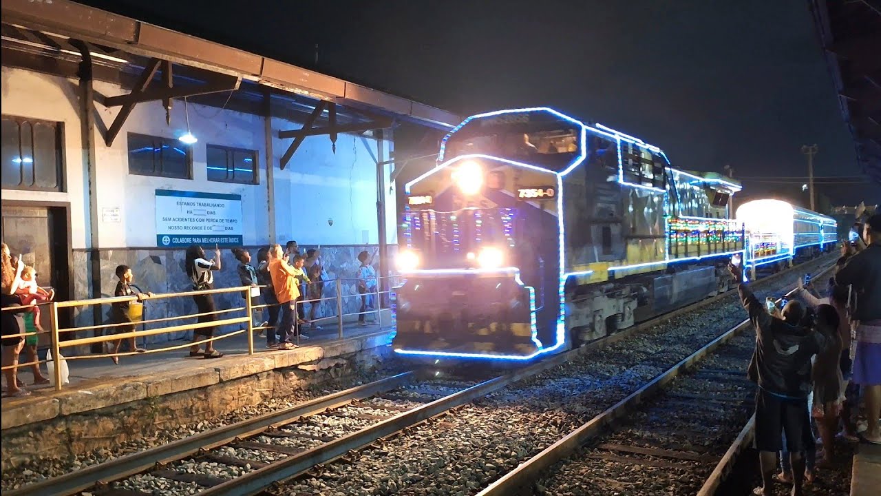 Trem Iluminado para Especial de Natal passando por Juiz de Fora/MG no ano de 2024 reunindo multidões