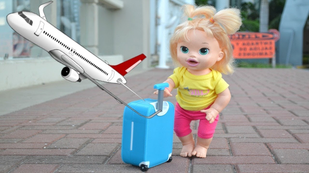 La Muñeca Baby Alive Sara en español viaja en Avión para Buscar a su Mami!!! TotoyKids