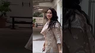 Janhvi Kapoor Got Her Photo Clicked With Slippers In Her Hand