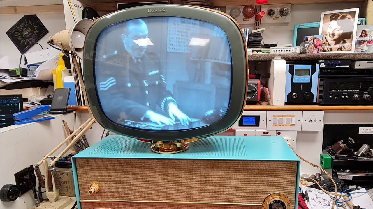 Philco Predicta doing her thing! - YouTube