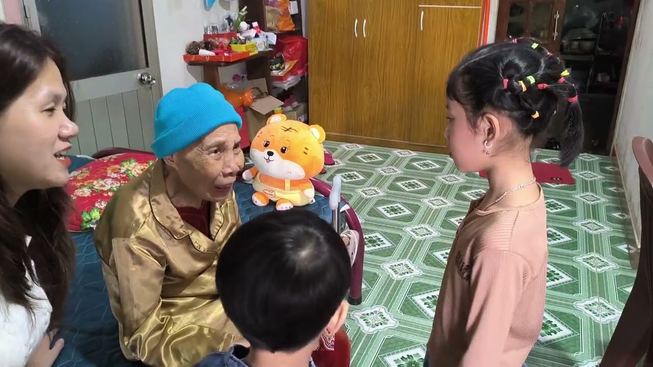 Sony và Sonic, Nhã Uyên đi chùa mùng 1 tết Bính Ngọ 2026.