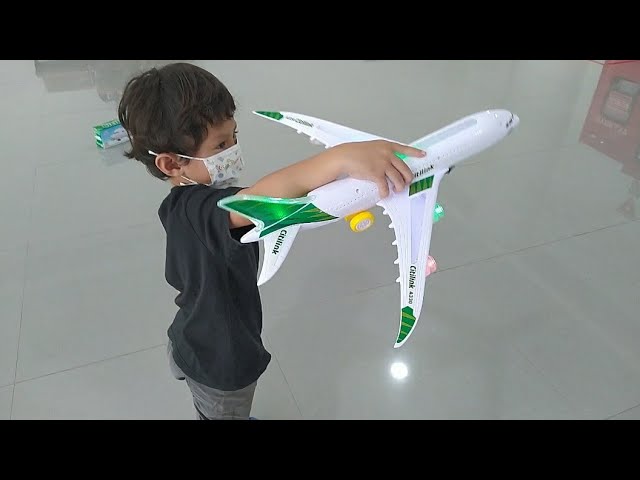 Pesawat dan Zack Jalan-Jalan Ke Bandara Pesawat Terbang | Unboxing Toy Airplane class=