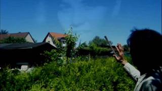 Tut Eli̇mi̇ Gel Sevgi̇li̇m Kendi̇ Dünyamiza Gi̇deli̇m