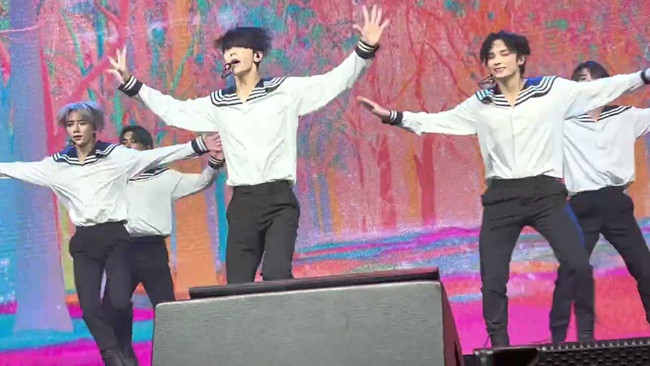 Crown - TXT ACT:LOVESICK Tour Tomorrow X Together NYC 220709 Front Row