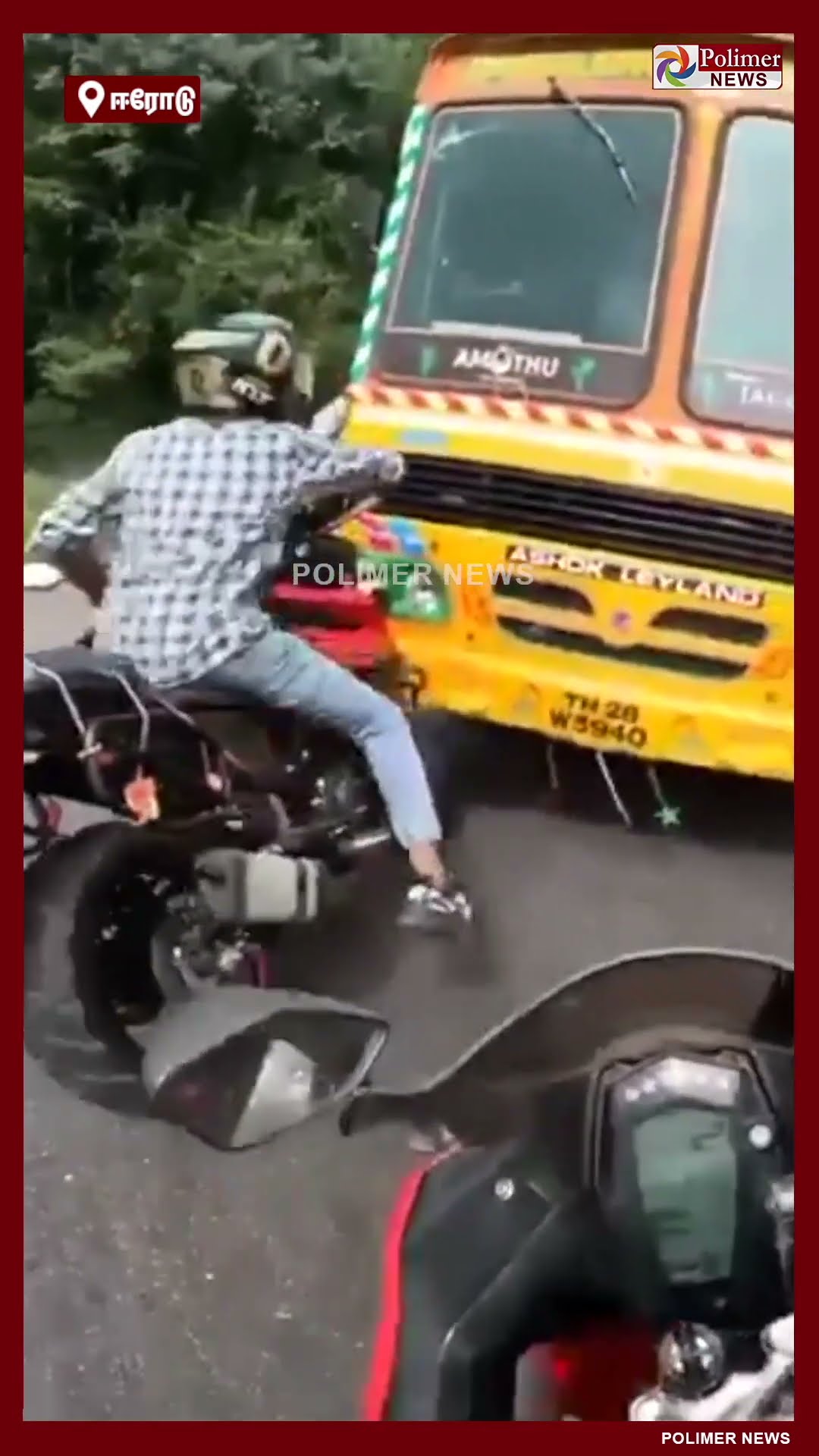 பைக் ரைடர்ஸ் அட்டகாசம்.. நொடியில் உயிர் தப்பிய வாலிபர்..!! #shorts | #erode | #bikestunt