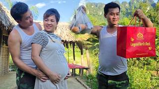 CEO Ngoc returned home, gave Nga a maternity dress, and cooked many delicious dishes