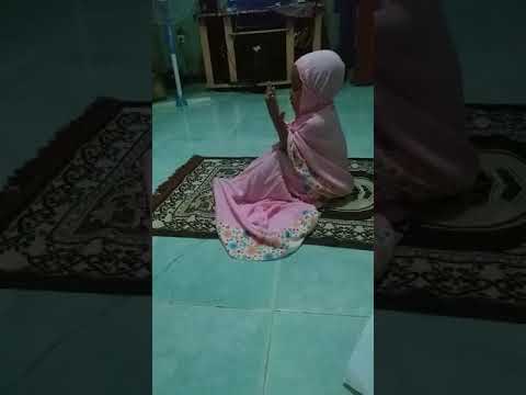 Anak kecil belajar sholat lucu banget