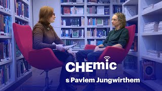 Play video: Pavel Jungwirth vymýšlí způsob, jak pomoci ostatním vědcům k velkým objevům – Podcast CHEmic #22