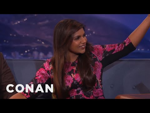 Video: Mindy Kaling Čistá hodnota: Wiki, ženatý, rodina, svatba, plat, sourozenci