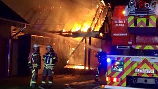 [CARPORT AN WOHNHAUS IM VOLLBRAND]  Feuerwehr Ibbenbüren im Großeinsatz - Wohnhaus unbewohnbar