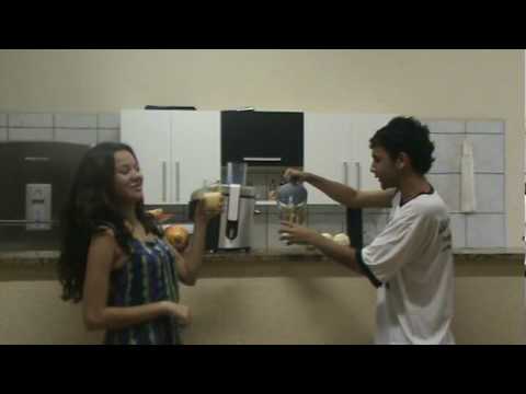 Marina e Rafa Ensinando a Fazer Suco no Juicer Phi...