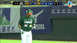 20131010 CPBL 獅VS象 7上 高國慶擊出右外野深遠飛球,遭到張正偉接殺出局