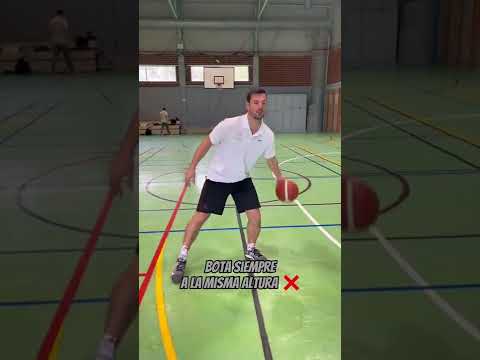 Video: Al driblar una pelota de baloncesto, ¿la pelota debe rebotar?