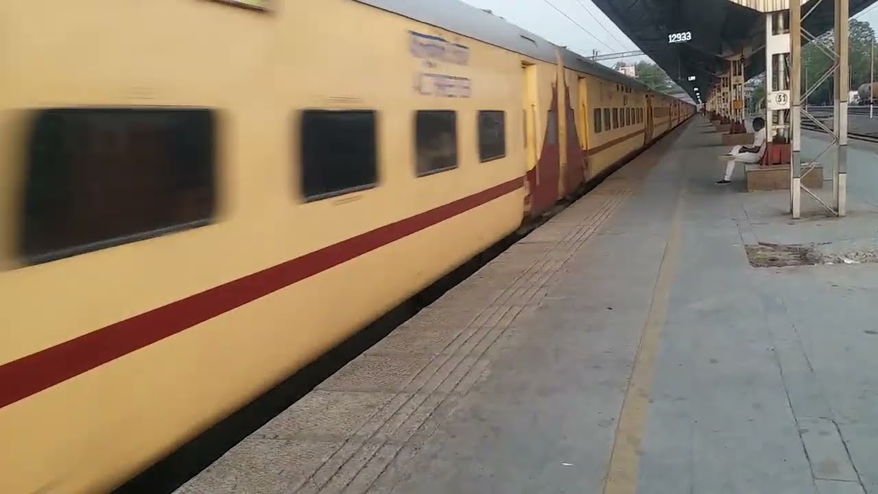 12480 Suryanagari SF Express | Crossing Station | Western Railways |