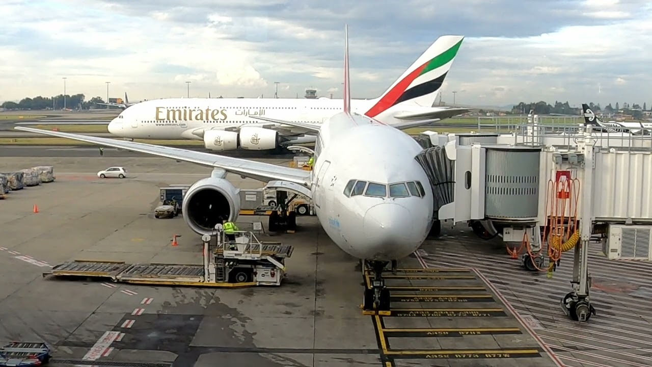 Ground Crew Time-Lapse / Sydney (SYD) Airport Ground Operations / Asiana Airlines 777-200 / 4K