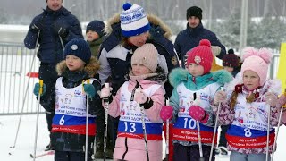 Восторг родителей, радость детей. Лыжные гонки на призы паралимпийской чемпионки Светы Коноваловой