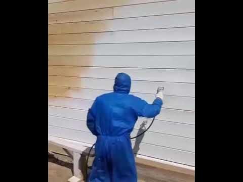 Покраска стен деревянного дома безвоздушным краскопультом - YouTube