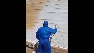 Покраска стен деревянного дома безвоздушным краскопультом