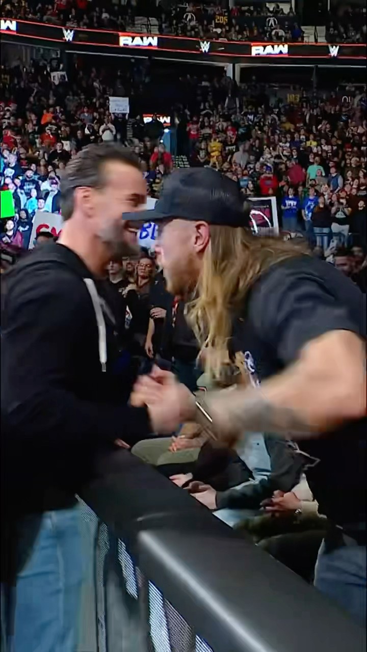 You never know who you’ll see at #WWERaw! ??