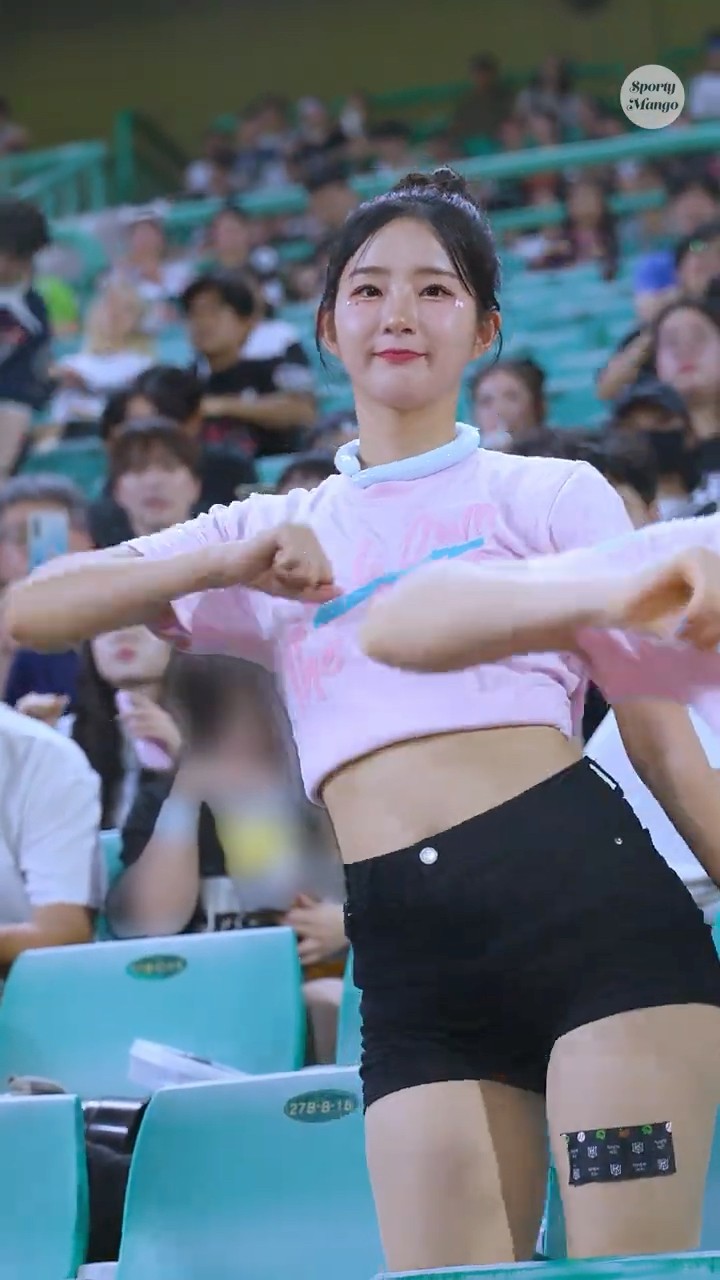 “Full of Cuteness🐰” Jina Kim’s UP Out Song Performance