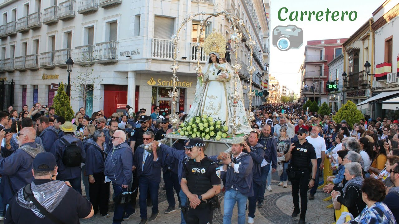 Multitudinaria pasada de los jóvenes romeros por calle Don Víctor tras llegar a la Plaza de España