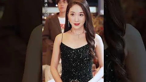 一口气看完！为了躲避追杀躲进酒店，却意外救下了被下药的总裁，无奈只能恢复自己乡下真千金的身份，没想到刚好被那晚的总裁选中闪婚？！【闪婚豪门总裁夫人马甲掉光了】#芙芙追剧#短剧推荐#短剧#热剧#甜宠 - 天天要闻