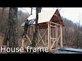 Fait le cadre dune maison en bois dans la fort
