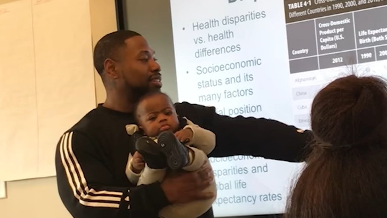 ならば連れてきなさい 学生の赤ちゃんを抱っこしながら授業する大学教授 カラパイア