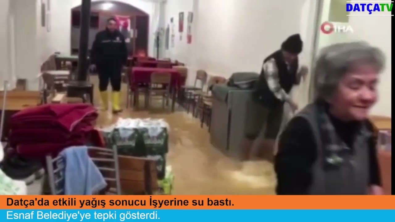 İşyerine su basan esnaf tepki gösterdi.