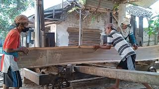 Teak wood is very popular with many people, with the beauty of its fiber making it very expensive