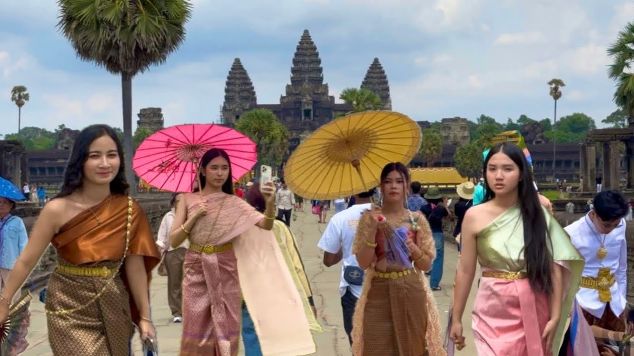 Happy Khmer New Year 2025 - Walking Tour @ Angkor Wat in Siem Reap & Cambodian Food