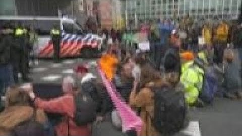 Climate demo in The Hague blocks busy intersection