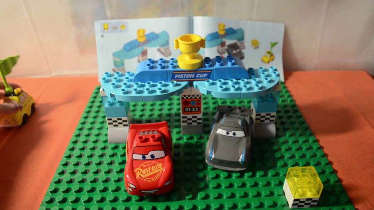 Собираем конструктор LEGO DUPLO Cars Гонка за Кубок Поршня (10857)