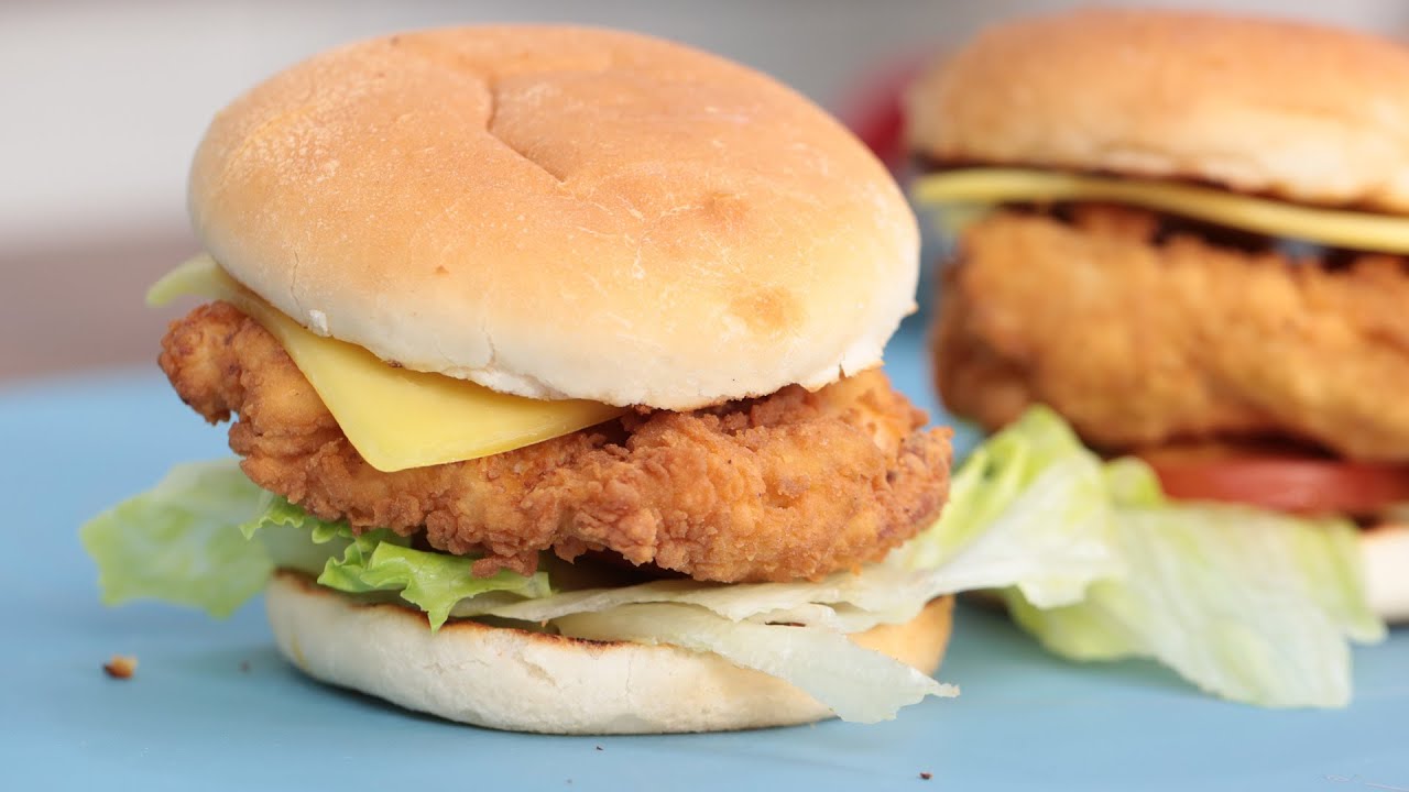 ساندوتش الدجاج المقرمش بتتبيلة سرية تنافس اشهر المطاعم