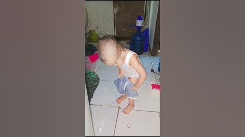 Bayi lucu belajar pipis di kamar mandi. bantu subscribe kakak