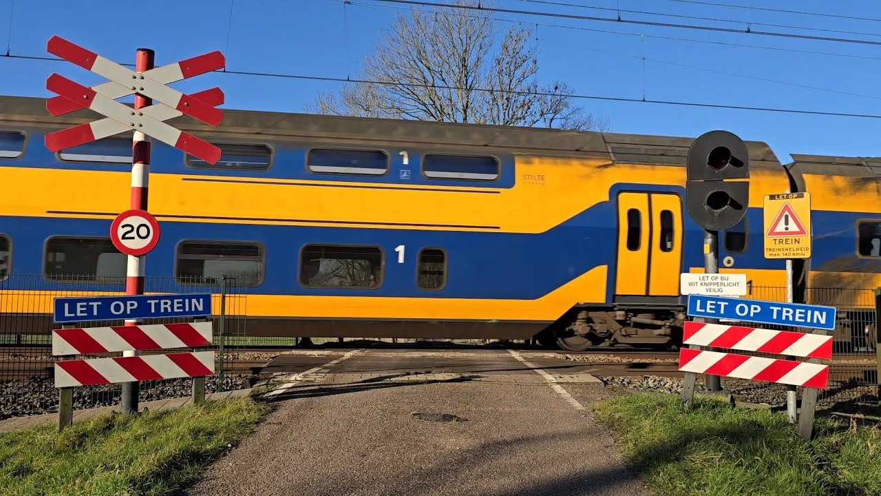 Spoorwegovergang Heiloo // Dutch Railroad Crossing 
