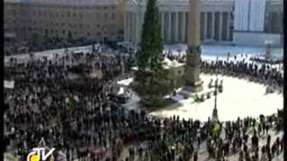 Nieve sobre la Plaza de San Pedro del Vaticano tras la celebración del Ángelus del 5-2-2012