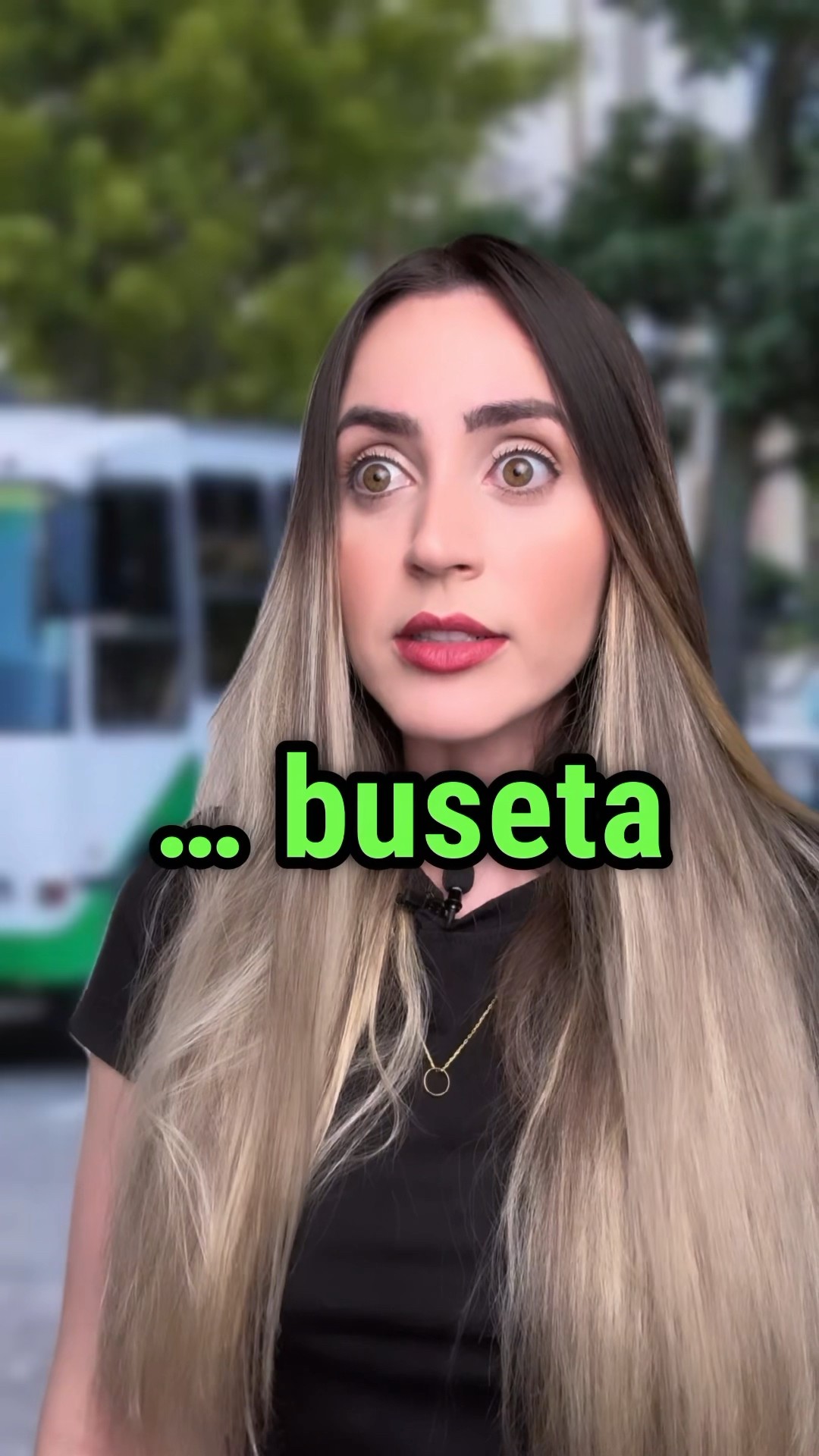Buseta em espanhol: refere-se a um ônibus pequeno