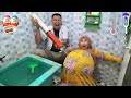 Lucu Banget! Ibu Hamil Melahirkan di Kamar Mandi dan Kejadian Kocak Saat Ditolong Dokter π