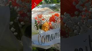 Tre giovani morti a Senago. Persone portano fiori sul luogo dell'incidente