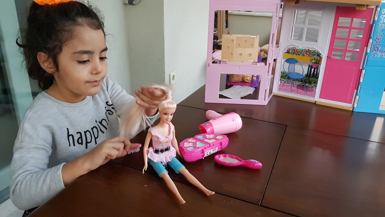 ilkim barbie makyaj yapiyor masalarin oyun evi youtube