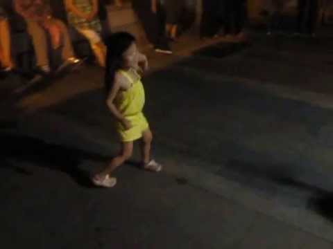 ( 小星星 )活潑可愛小妹妹唱完兒歌興奮篇  by 淡水街頭抒情男歌手 [高明德] + 熱情大方活潑可愛小妹妹溫馨合唱