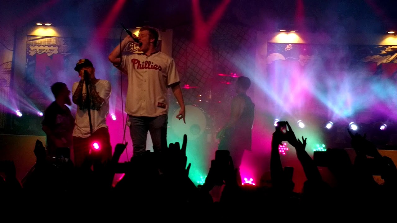 Neck Deep pulls fan on stage to sing "In Bloom"