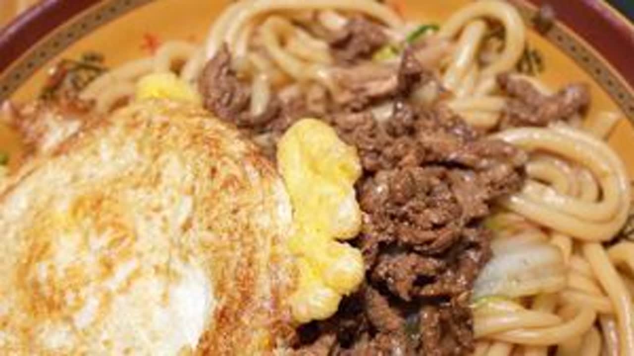 #好好吃饭大赛 自从上次去打卡了高平光头炒饸饹，好多人推荐我去与之齐名的老兵炒饸饹。晋城高平往返四小时，终于打卡成功。一家面馆两种风格，清淡的炒饸饹风格却有着热辣的土豆小菜，建议爱吃辣的直接加。...