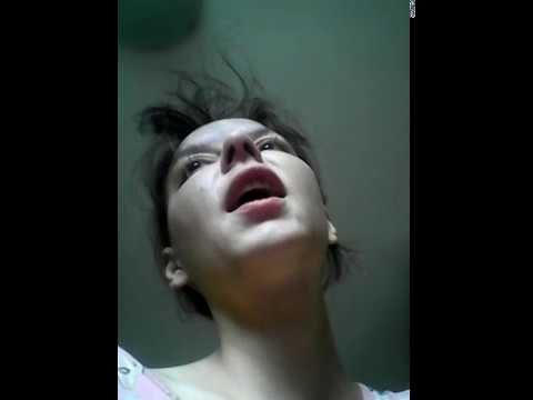 Рот ира. Открытый рот. Лицо девушки с открытым ртом. Губы на белом фоне. Рот ира.