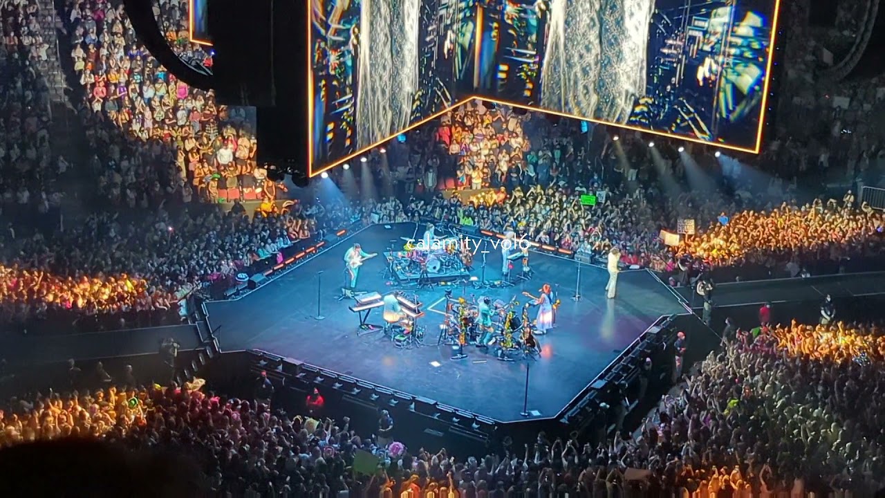 Harry Styles singing Adore You in Glendale, Arizona on November 13, 2021